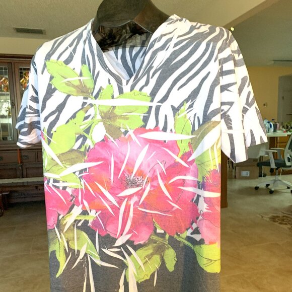 Sue Who? Originals Embellished Floral T-shirt Excellent Condition size Large - Picture 2 of 5